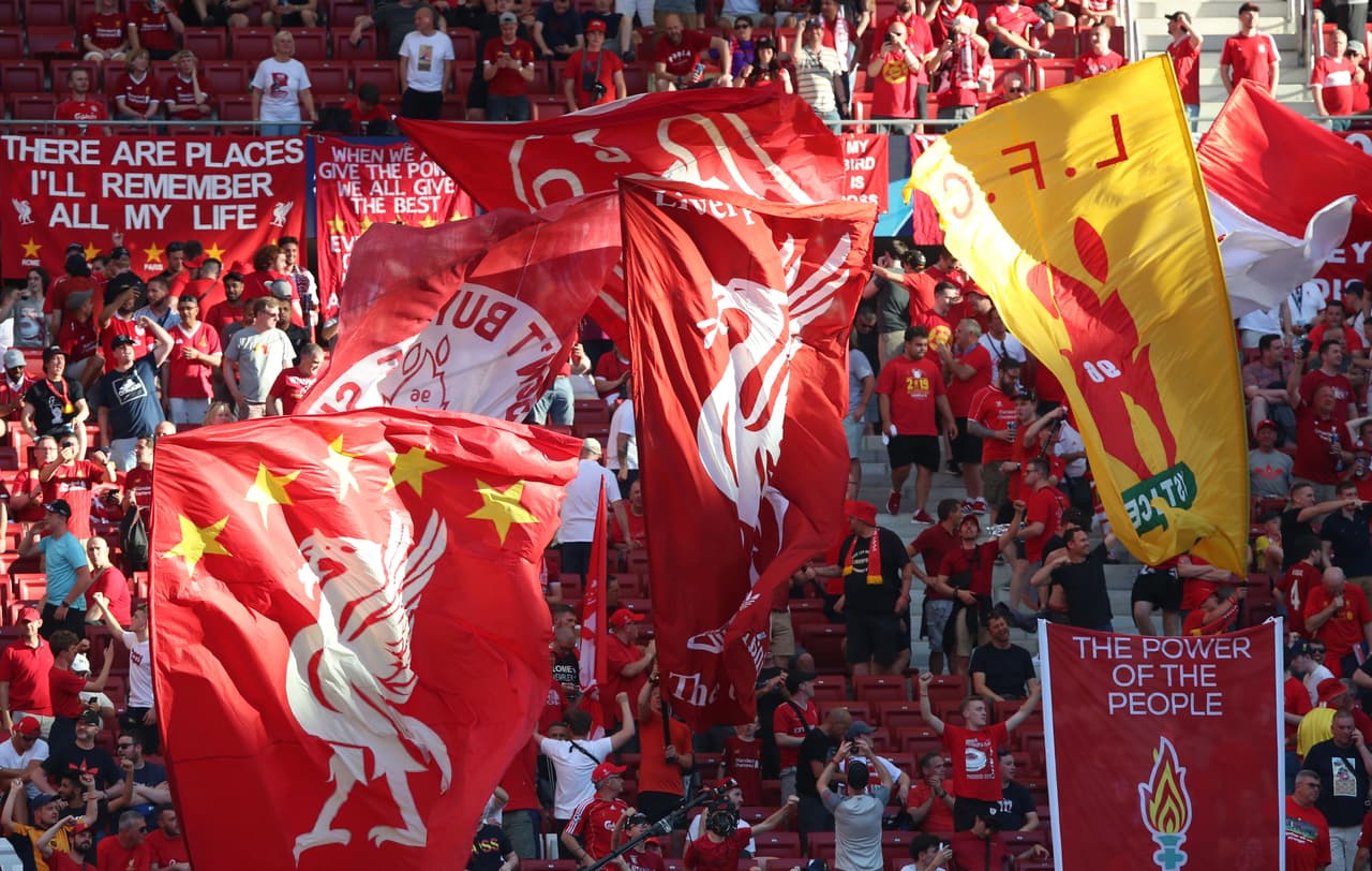 Ilusionados, con el firme deseo de que no se repita la derrota en la Final de hace un año ante el Real Madrid, los aficionados del Liverpool se fueron tomando el Metropolitano desde tempranas horas con sus banderas, playeras y bufandas alusivas al sentimiento de Anfield.
