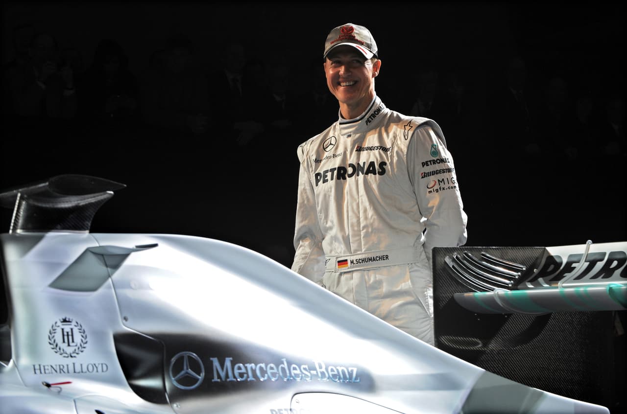 Su contrato lo firmó por 3 años con un sueldo de 7 millones de euros. Un empujón suficiente para el campeonato, que vivía momentos de crisis por salidas de fabricantes y cambio de marca de neumáticos.