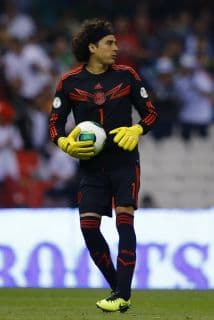 Guillermo Ochoa podría ir al Milan o al Liverpool.