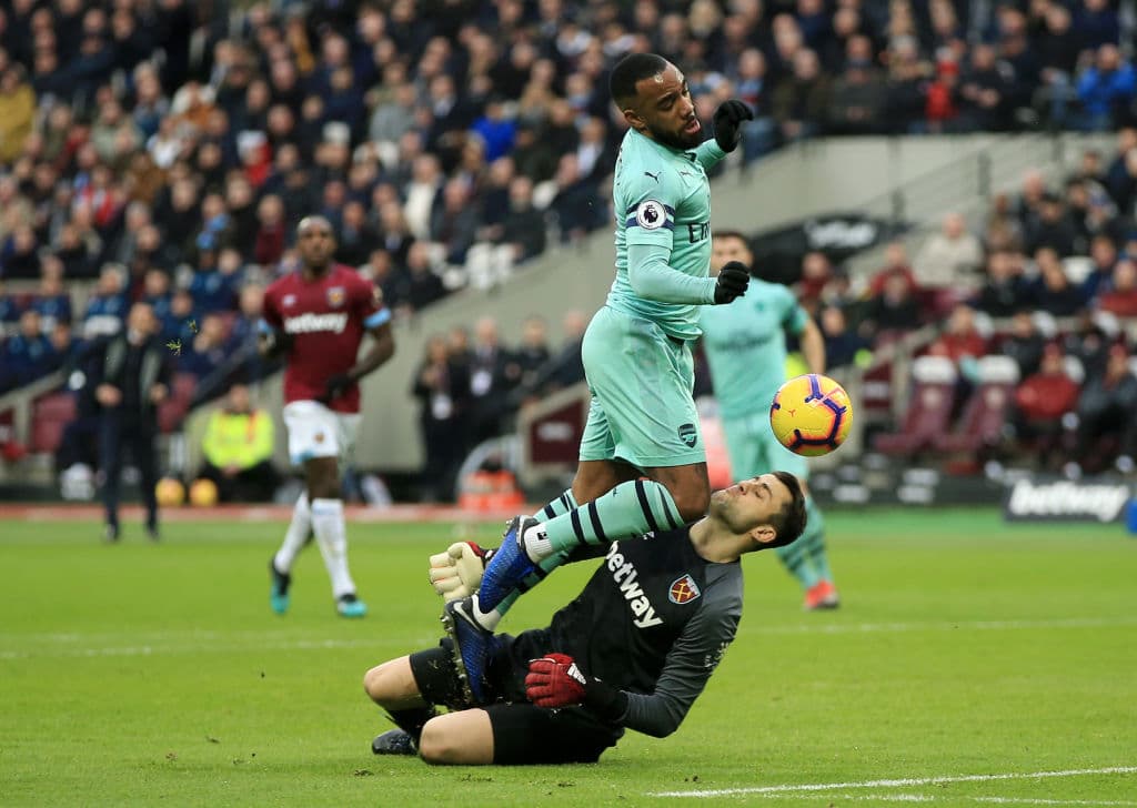 Y pese al rebote que 'escupió' Lucasz Fabianski, el atacante francés no lograba encontrar el fondo de la red en esta peligrosa aproximación.