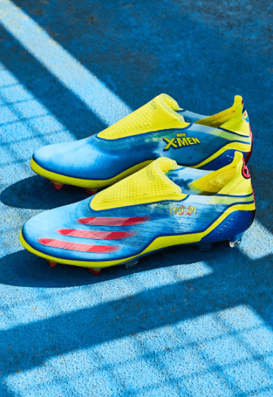 Las botas Adidas X Ghosted + Cyclops, son azules con detalles en amarillo y tres rayas rojas en el exterior.