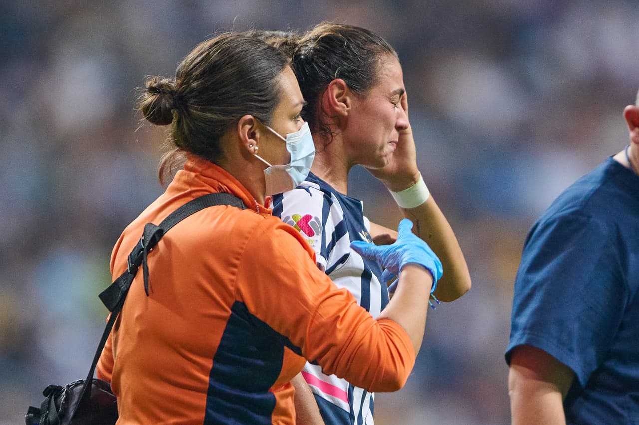 Antes de la media hora de juego, Rayadas se quedaba sin Christina Burkenroad por un choque de cabezas; la futbolista tuvo que salir al no sentirse bien.