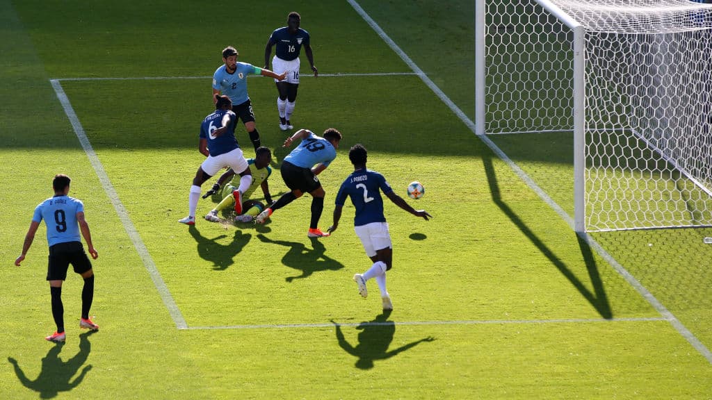 Apenas al minuto 11 del partido el delantero del Barcelona B, Ronald Araujo, abrió la cuenta para la 'Celeste' aprovechando un rebote en el área.