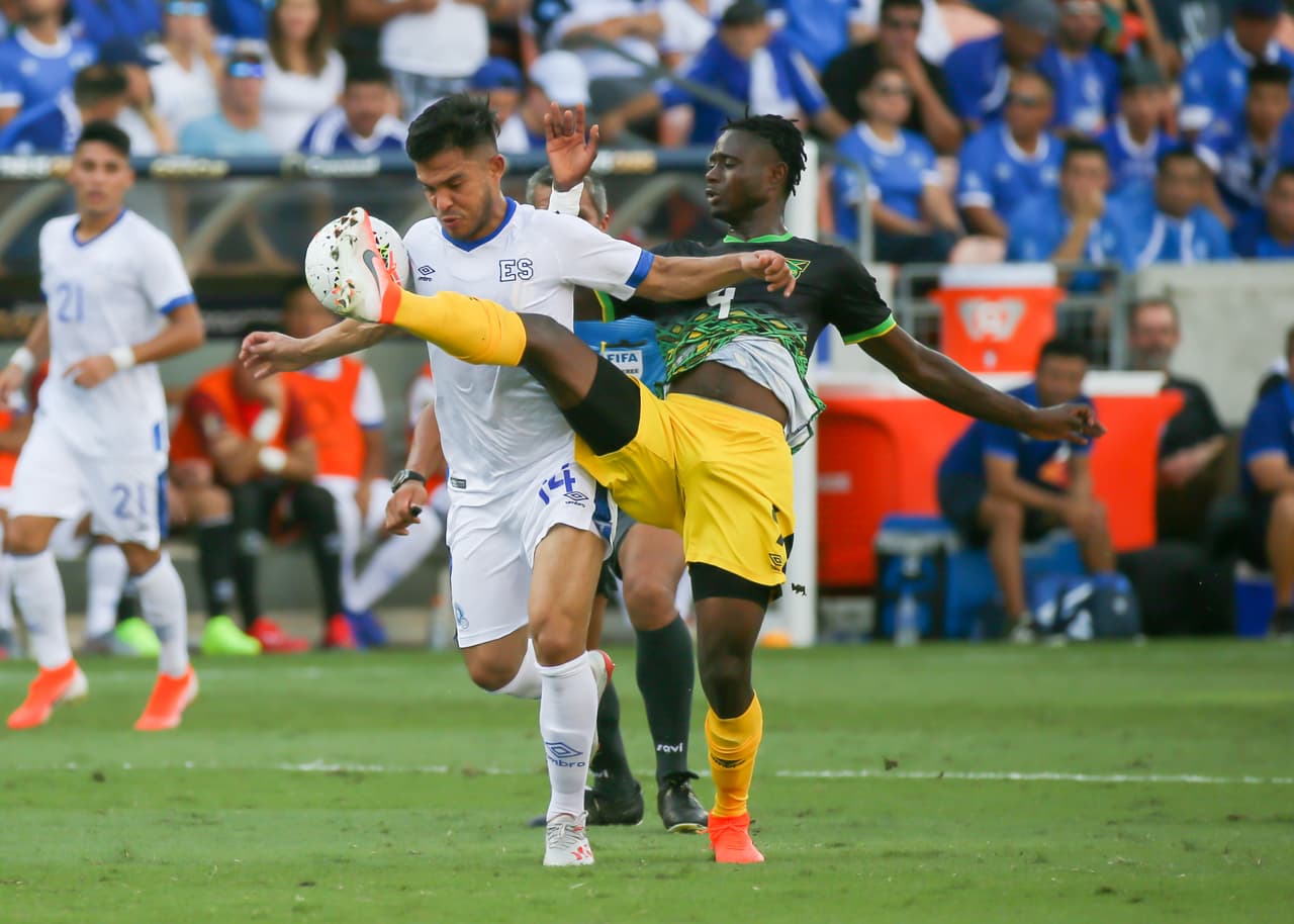 La disputa intensa por el esférico se mantuvo para el complemento y fue la principal característica del mismo.