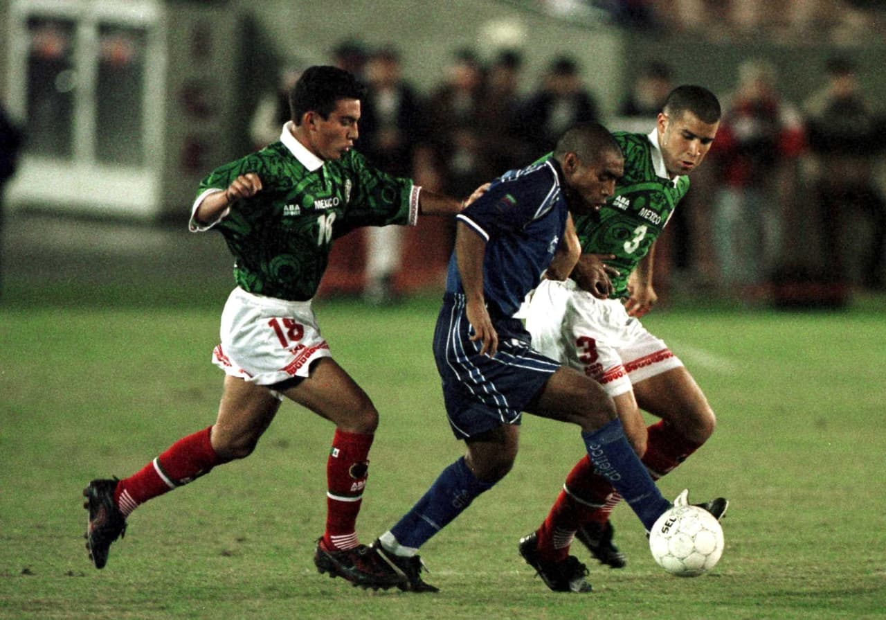 Óscar Mascorro es el 8vo. debutante más joven del Tri. Su debut ocurrió cuando tenía 18 años, 9 meses y 6 días.