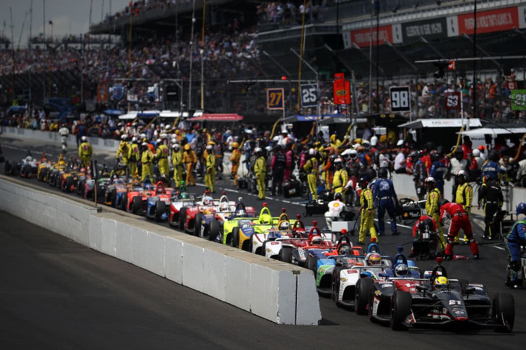 El francés Simon Pagenaud lideró en 116 de las 200 vueltas para coronarse campeón de la edición 108 de la carrera que corresponde a la IndyCar Series. Pagenaud es el primer francés desde que lo hiciera Rene Thomas en 1914. En Indianapolis se registran cinco ganadores franceses, aunque Gil de Ferran en 2003 y Gaston Chevrolet en 1920, aunque nacieron en Francia, se les tiene tomados en cuenta como de otras nacionalidades. Estas son las mejores imágenes de la carrera y los festejos de Pagenaud del equipo de Roger Penske.