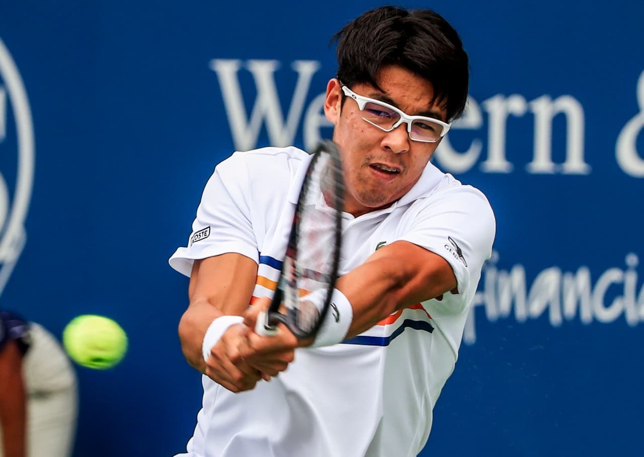 El asiático apenas pudo aguantar el ritmo contra un rival mucho más poderoso en la cancha.