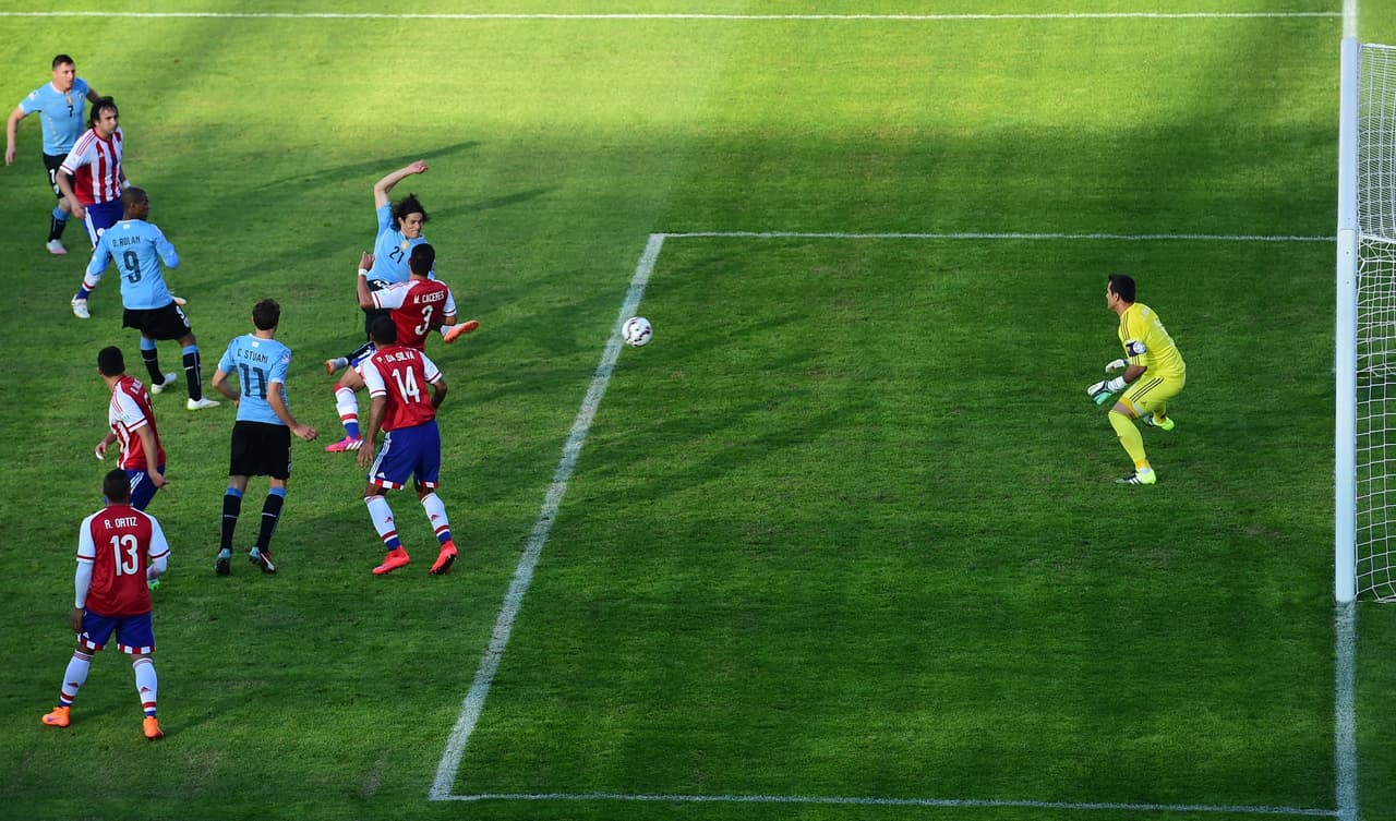 Cavani realizó una espectacular tijera que para su mala fortuna no resultó en gol.