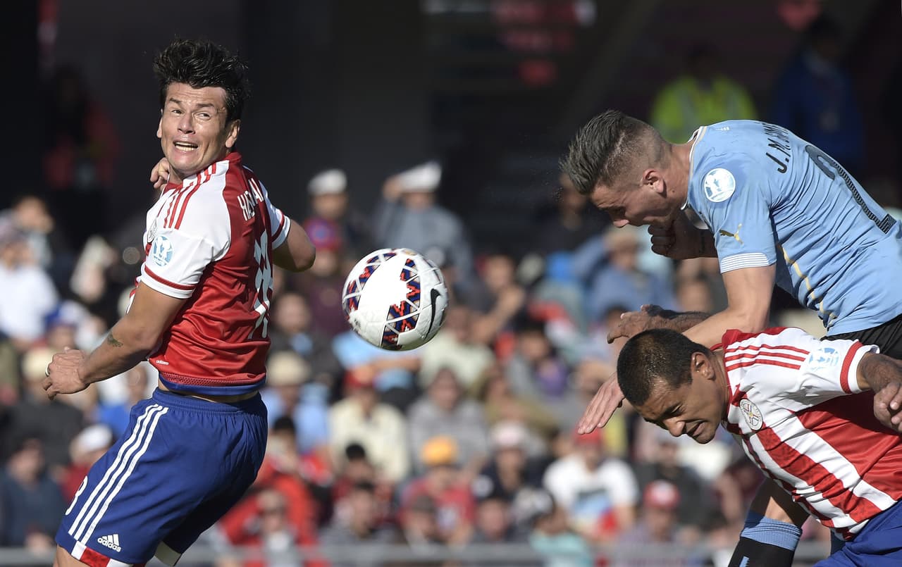 Uruguay fue el primero en irse al frente por medio de José Giménez.