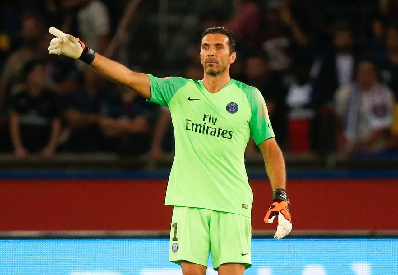 Una de las nuevas caras es el guardameta italiano Gianluigi Buffon, quien también hizo su presentación este domingo en casa ante la afición del PSG. Atrás queda toda una vida con la Juventus.