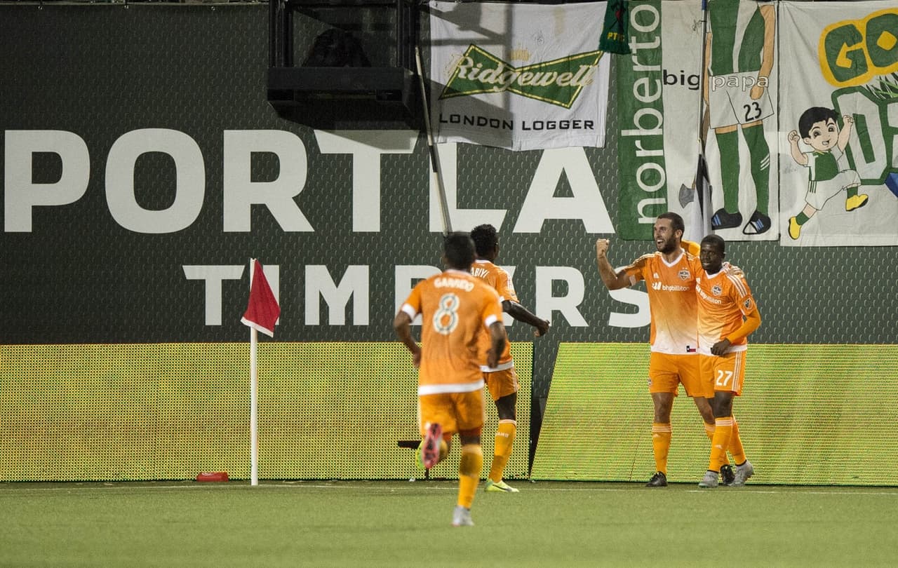 Boniek García y Will Bruin pusieron en ventaja 2-0 al Dynamo en el primer tiempo de la visita del Dynamo a Portland.