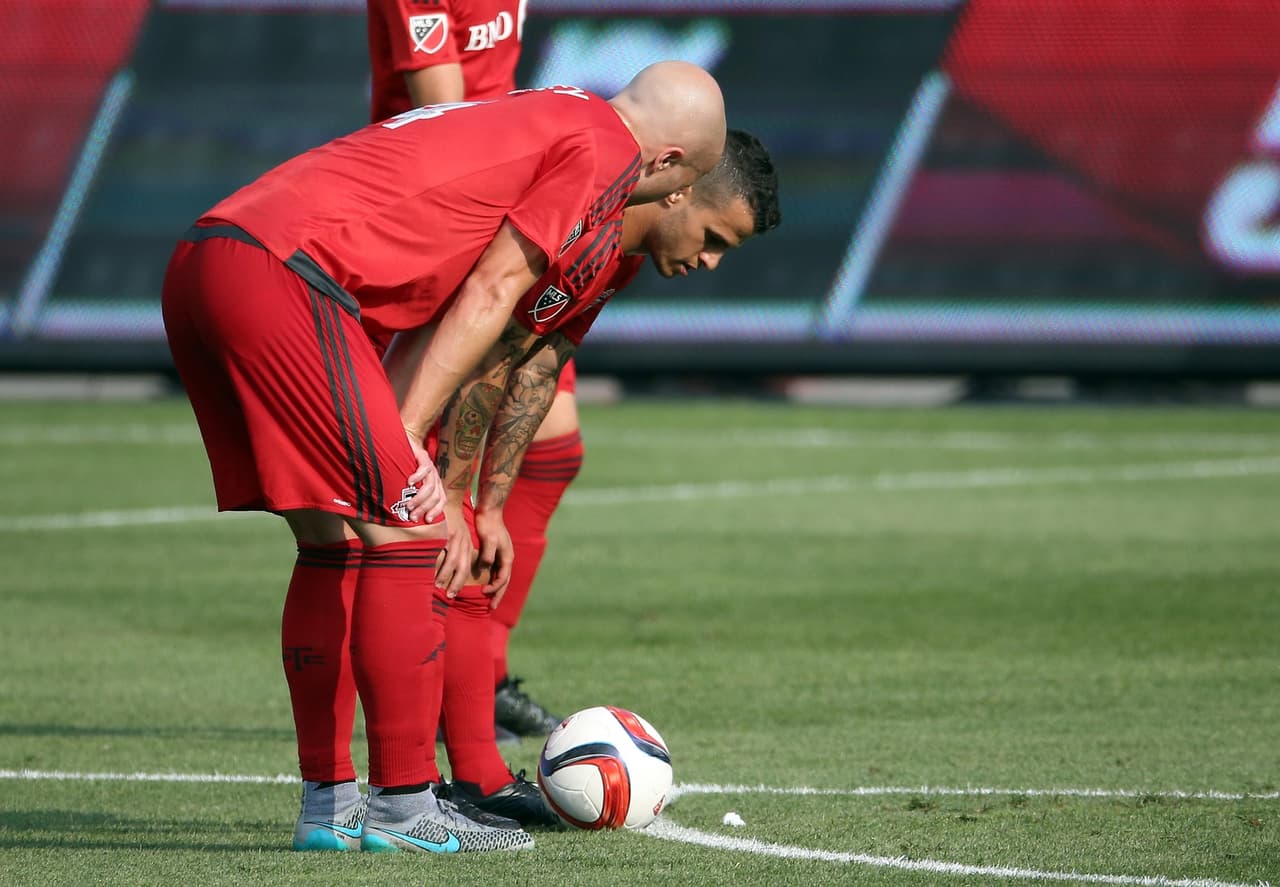 Michael Bradley y algunas palabras antes de la obra maestra de Sebastian Giovinco. Otra vez el italiano clavó un tiro libre al ángulo. Y van..