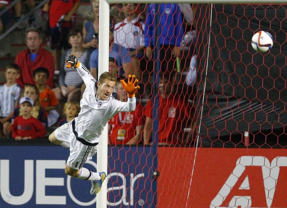 Una para la foto. El arquero Clint Iwin ve pasar la pelota en la victoria de su equipo, Colorado Rapids, como visita en Chicago.