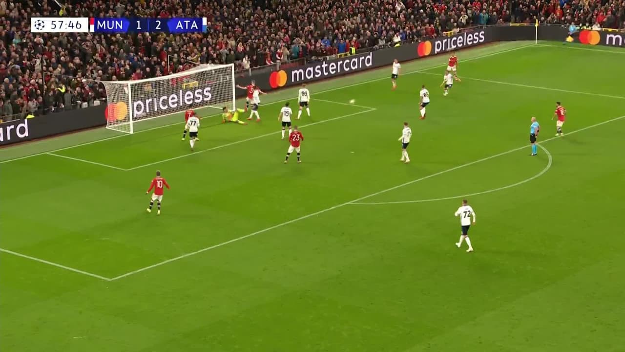 ¡CERCA! Scott McTominay disparó que se estrella en el poste.