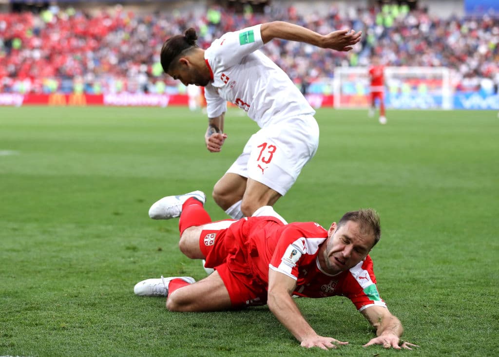 El juego empezaba a tornarse físico desde los minutos iniciales en el primer tiempo. Aquí una muestra en la dura marcación del zaguero helvético Ricardo Rodríguez.