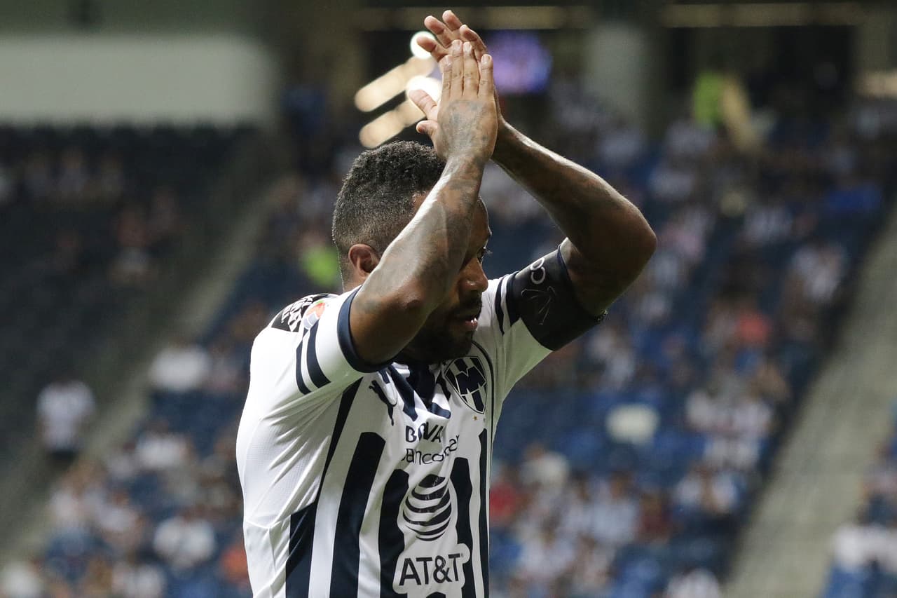 El colombiano Dorlan Pabón cobró un tiro libre en tres cuartos de cancha y su disparo se anidó en la red que defiende el portero Tiago Volpi. Pero no fue de manera 'limpia'.