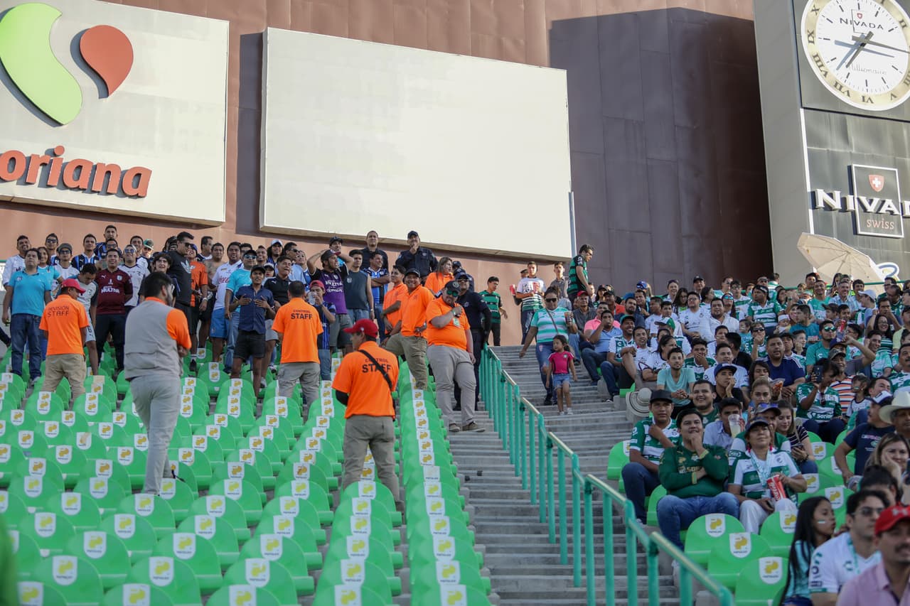 La inusual separación en las tribunas entre los fanáticos de Querétaro (izquierda) y Santos Laguna (derecha).