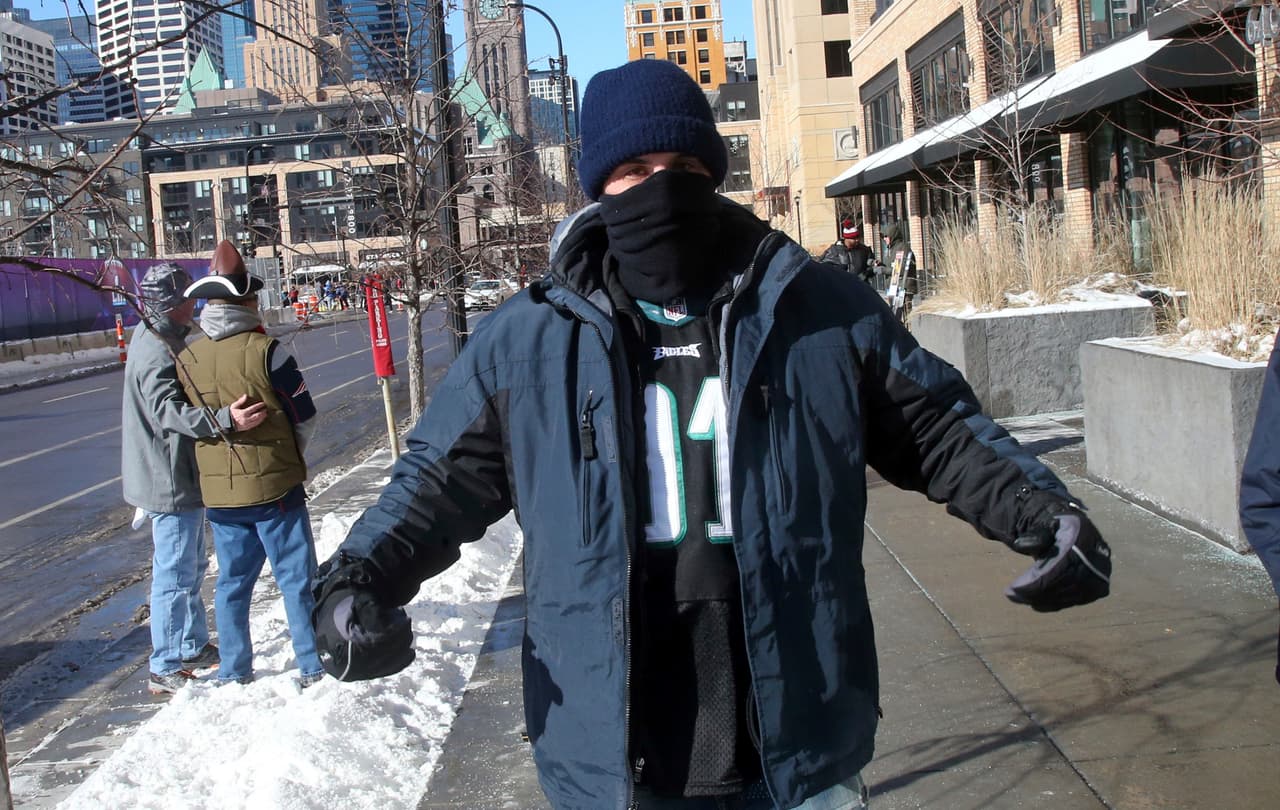 ¡Todo listo en el U.S. Bank Stadium para el Super Bowl LII! Los Patriots y los Eagles jugarán por el título de la NFL y ni siquiera las bajas temperaturas reducen la pasión de los miles de aficionados que ya están en el estadio.