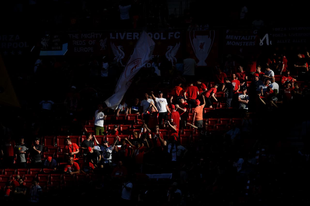 Ilusionados, con el firme deseo de que no se repita la derrota en la Final de hace un año ante el Real Madrid, los aficionados del Liverpool se fueron tomando el Metropolitano desde tempranas horas con sus banderas, playeras y bufandas alusivas al sentimiento de Anfield.