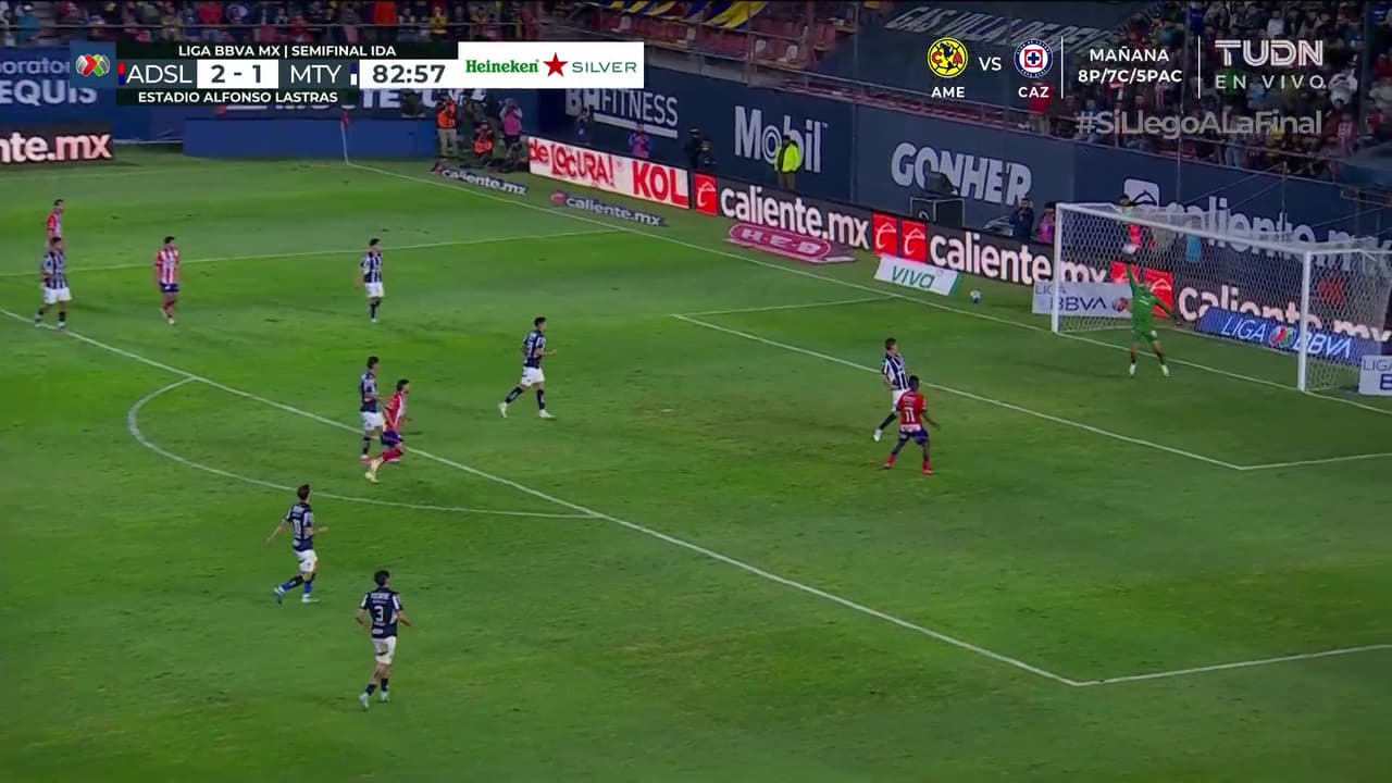 ¡Atajada salvaje de Cárdenas! El portero de Rayados manda a tiro de esquina