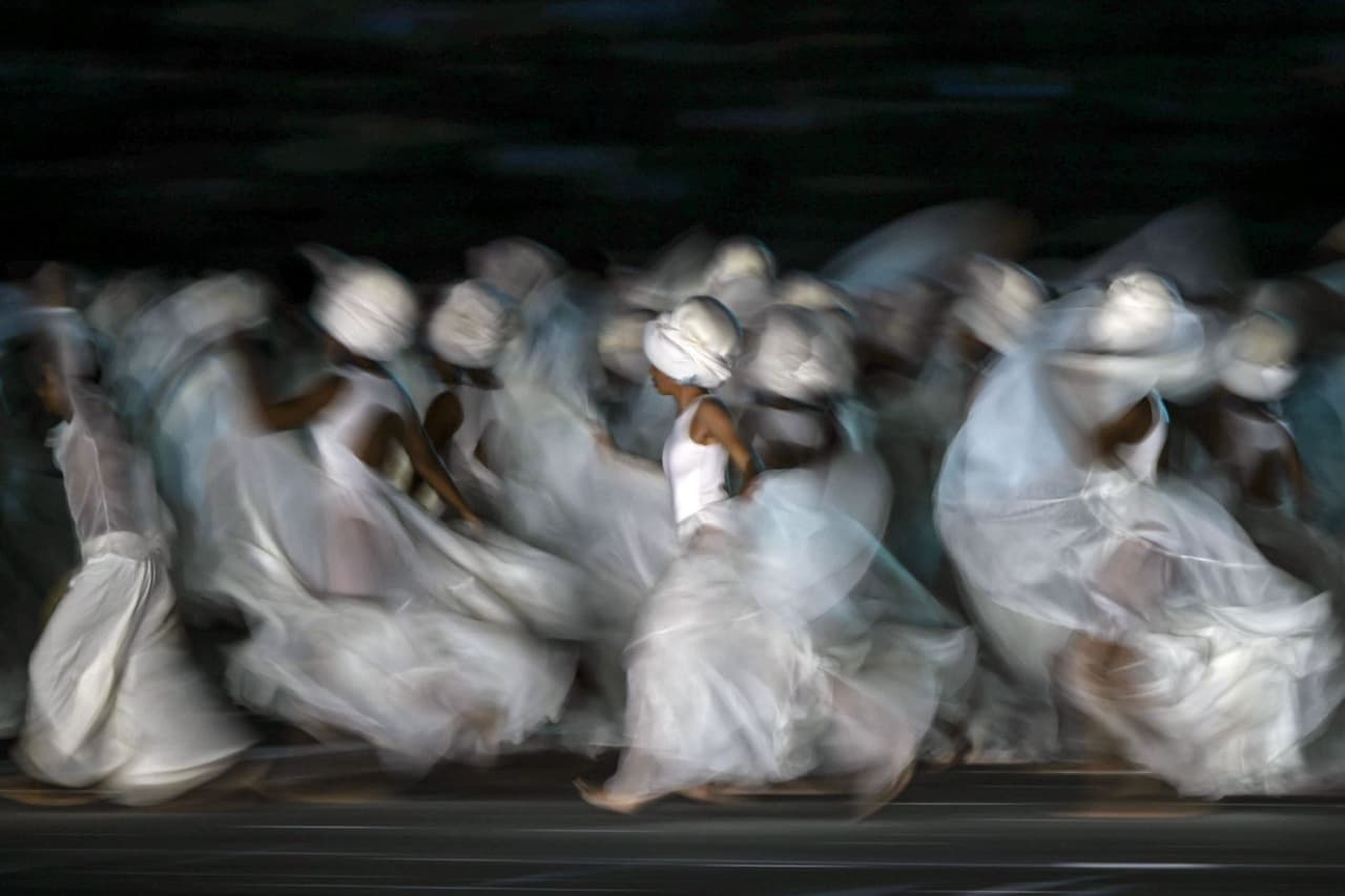 El baile y el carnaval se apoderaron de la cancha del Estadio Metropolitano.
