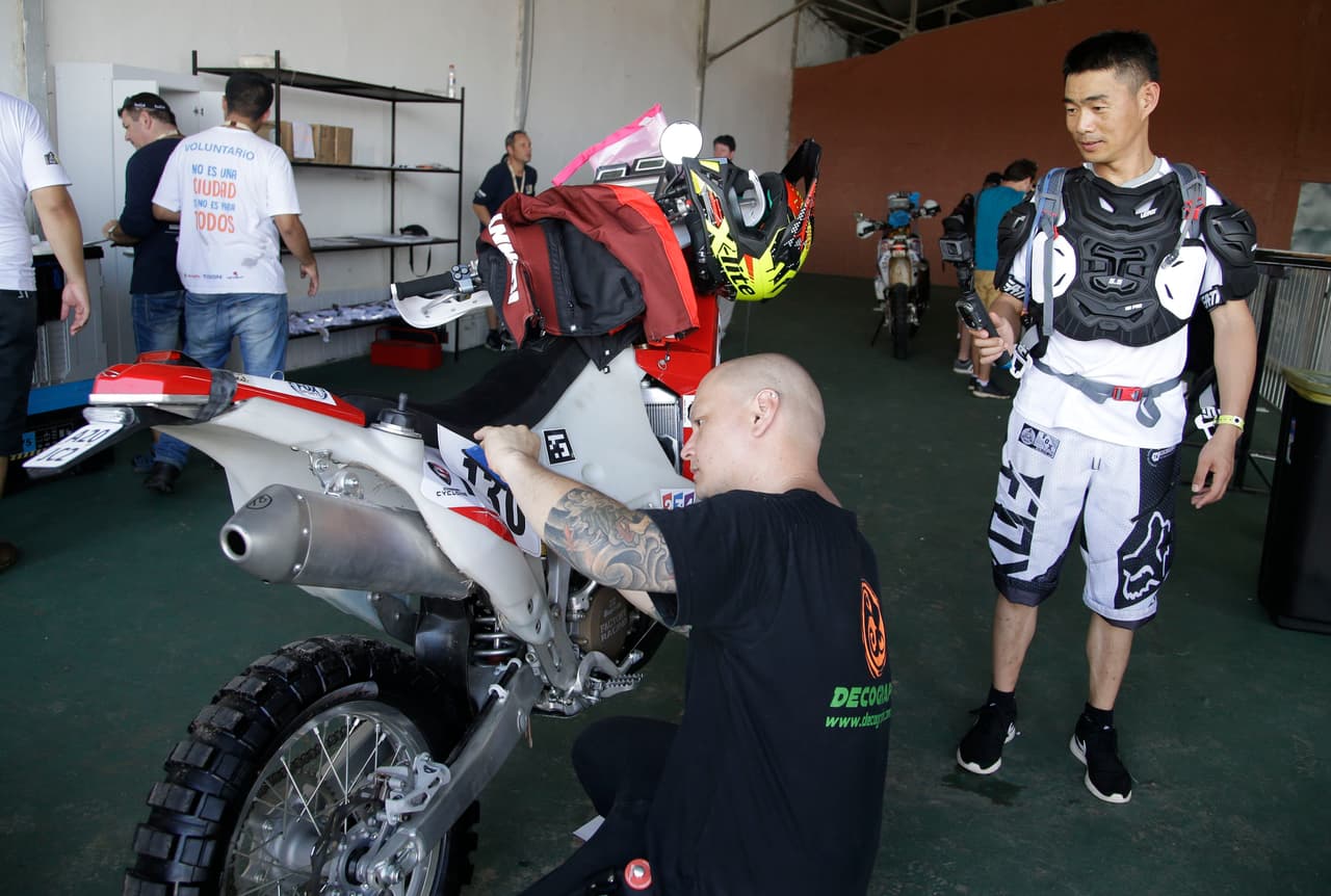 El presidente de Paraguay, Horacio Cartes, y el de Bolivia, Evo Morales, despidieron a la caravana del Dakar en el podio de largada en Asunción en la previa del comienzo el lunes 2 de enero, cuyo trayecto recorre territorio de ambos países más Argentina. El acto simbólico congregó a decenas de miles para la travesía que finaliza el 14 de enero en Buenos Aires.
