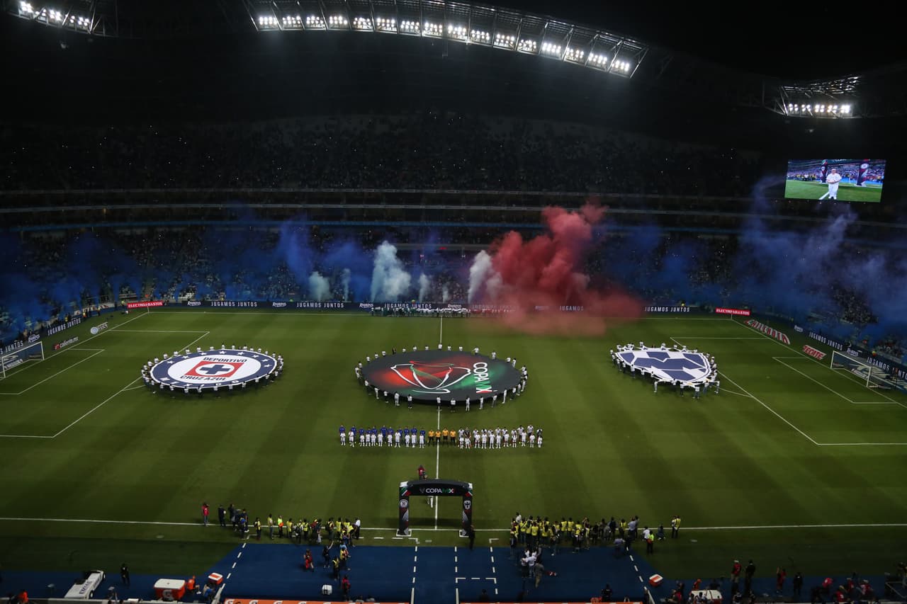 Una extraordinaria entrada en el Estadio BBVA albergó la Finl de la Copa MX que enfrentó por el título a los locales, los Rayados del Monterrey y a la Máquina Celeste de Cruz Azul.