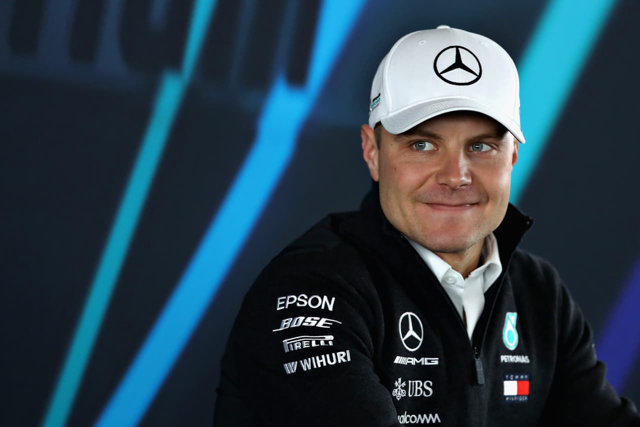 <b>Mercedes: </b>77. Valtteri Bottas. Nació en Nastola (Finlandia) el 28 de agosto de 1989 (28 años). Llegó a F1 en 2012. Mejor puesto final: 3 (2017). Victorias: 3. Podios: 22. Poles: 4.