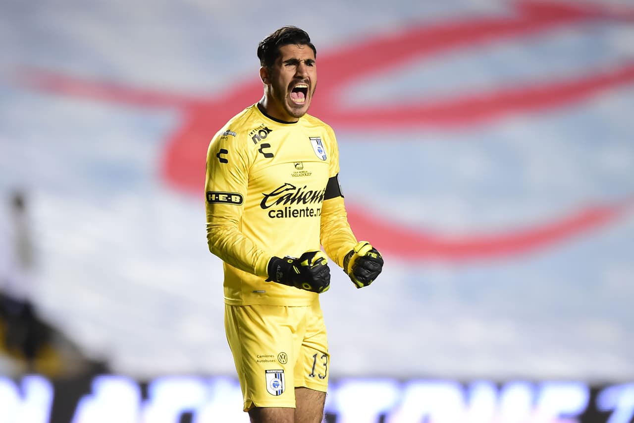 Gil Alcalá cuando le marcaron el penal: "Eso te pasa por ser Gallos Blancos"