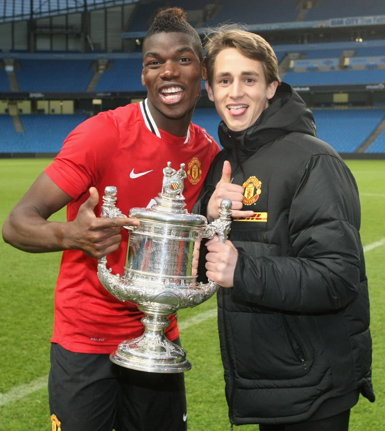 Januzaj pertenece a la 'Generación Pogba', aunque en 2012 el mediocampista francés aprovechó el término de su contrato para irse gratis a la Juventus de Italia.
