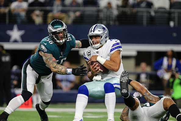 A la defensiva, Derek Barnett fue un dolor de cabeza constante para Prescott. Además de capturarlo en par de ocasiones, forzó un balón suelto.
