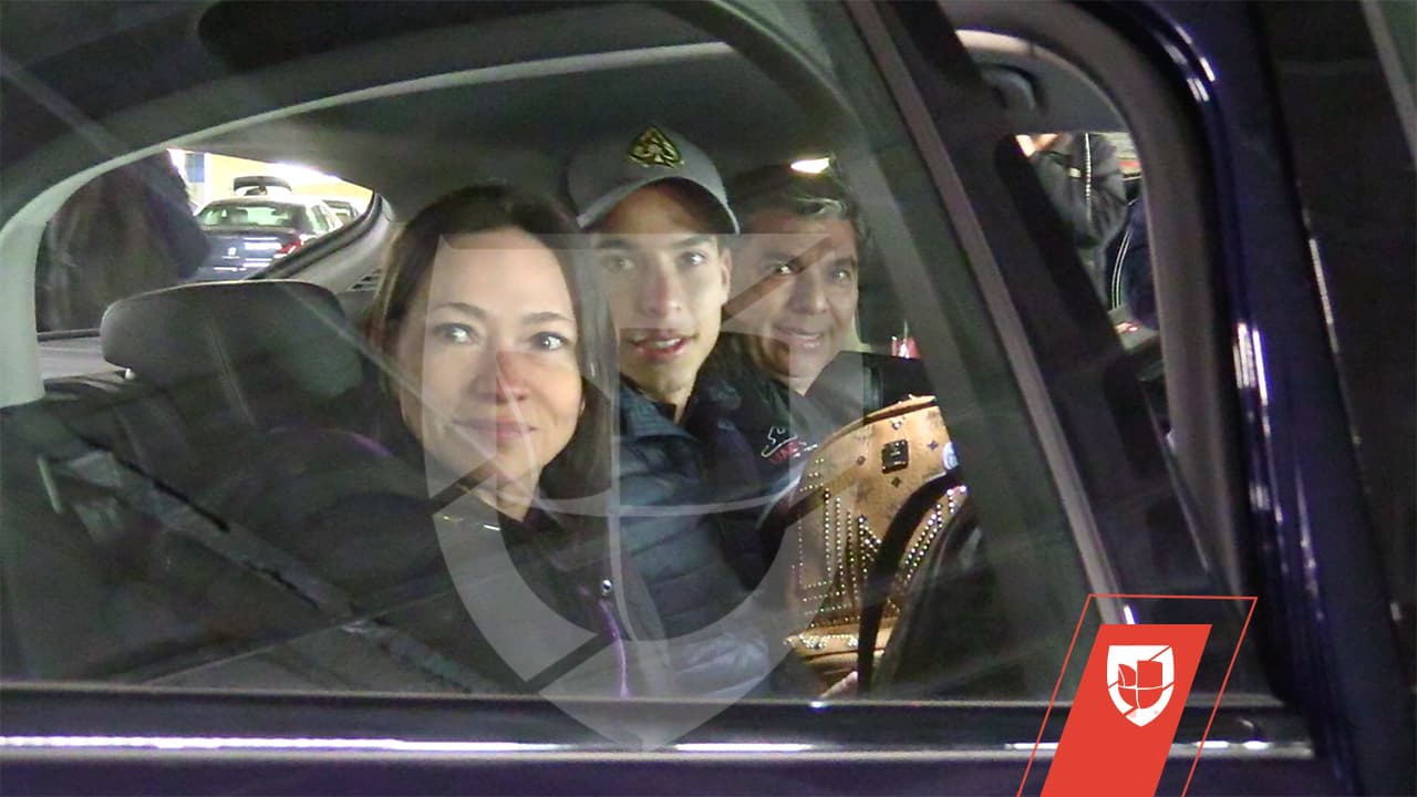 Y se fue acompañado de sus padres, quienes estuvieron con él en el viaje e irán a su lado los siguientes meses.