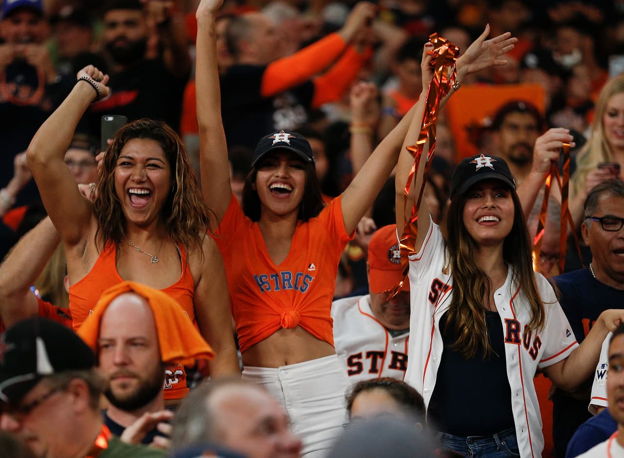 La alegría y emoción se tomó a los todos los hinchas de Houston Astros campeón de la Serie Mundial, entre los más jóvenes y algunas bellas mujeres, en una celebración gigante.