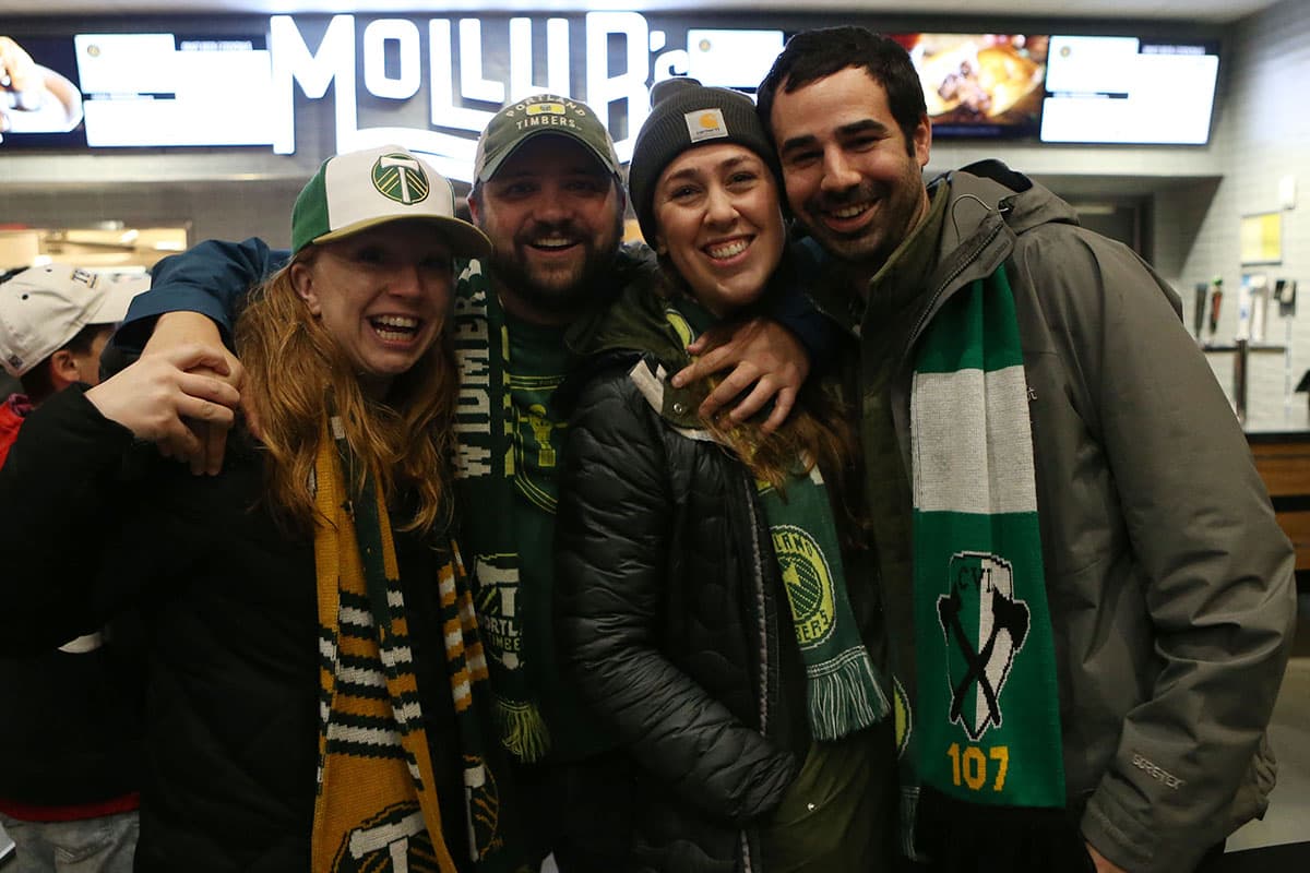 Antes del partido, los fanáticos de los equipos compartieron dentro del Mercedes-Benz Stadium.