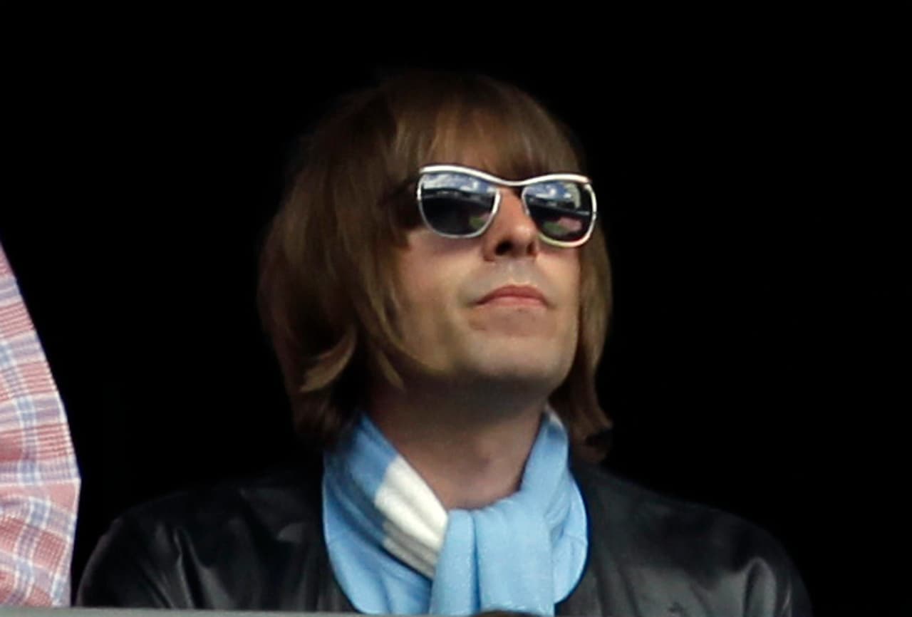 En el puesto 40, aparece Liam Gallagher de Oasis y su pasión por Manchester City. De hecho, acá se le ve en la tribuna durante un partido con los colores del equipo.