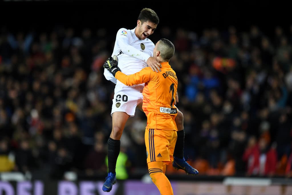 Con suma polémica, 13 tarjetas y un final de locura, Valencia supera 3-2 en el global al Getafe y se mete a las Semifinales de la Copa del Rey al vencer 3-1 en la Vuelta de Cuartos a los Azulones.