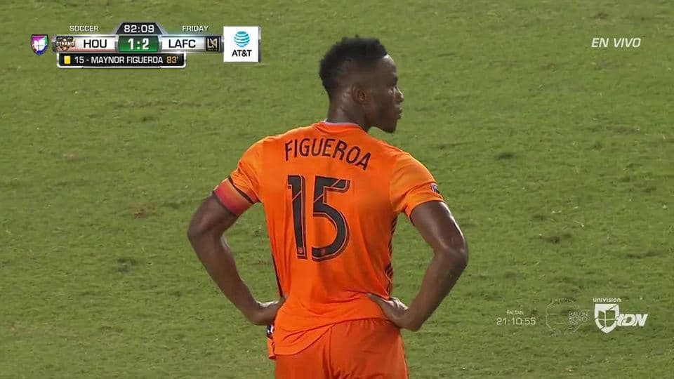 Tarjeta amarilla. El árbitro amonesta a Maynor Figueroa de Houston Dynamo