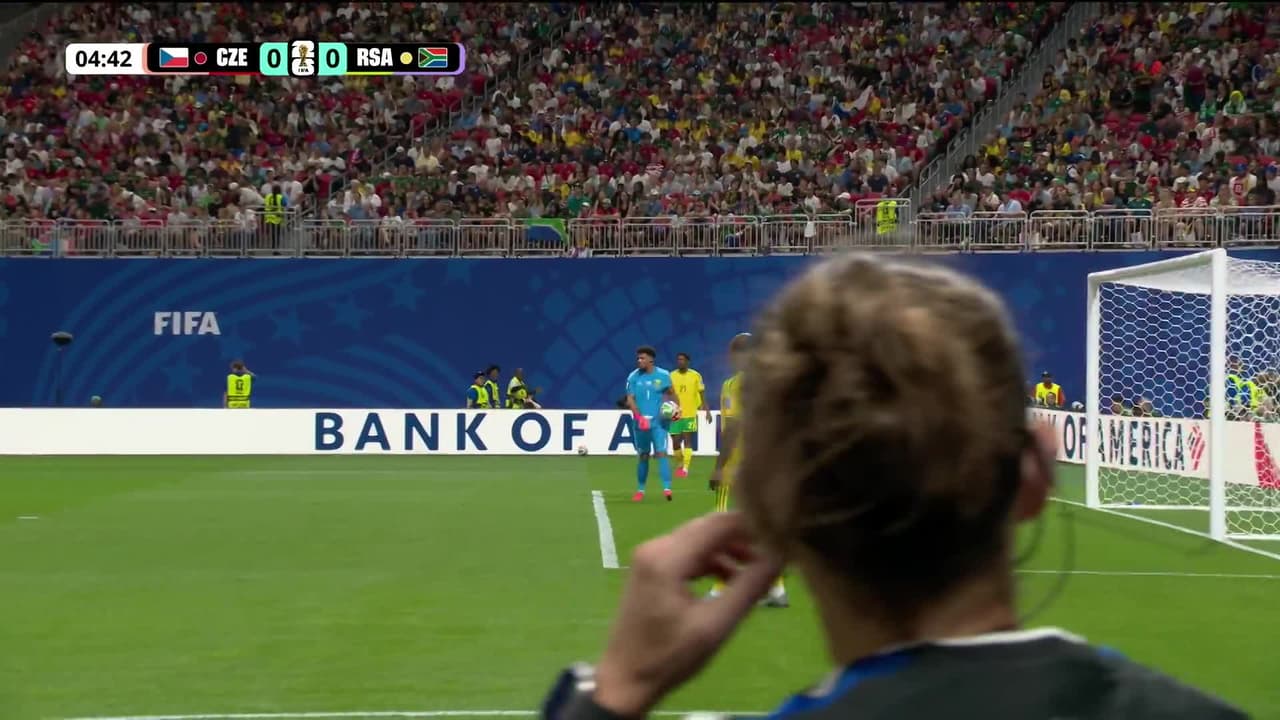 ¡GOL!  anota para República Checa. Michal Sadílek