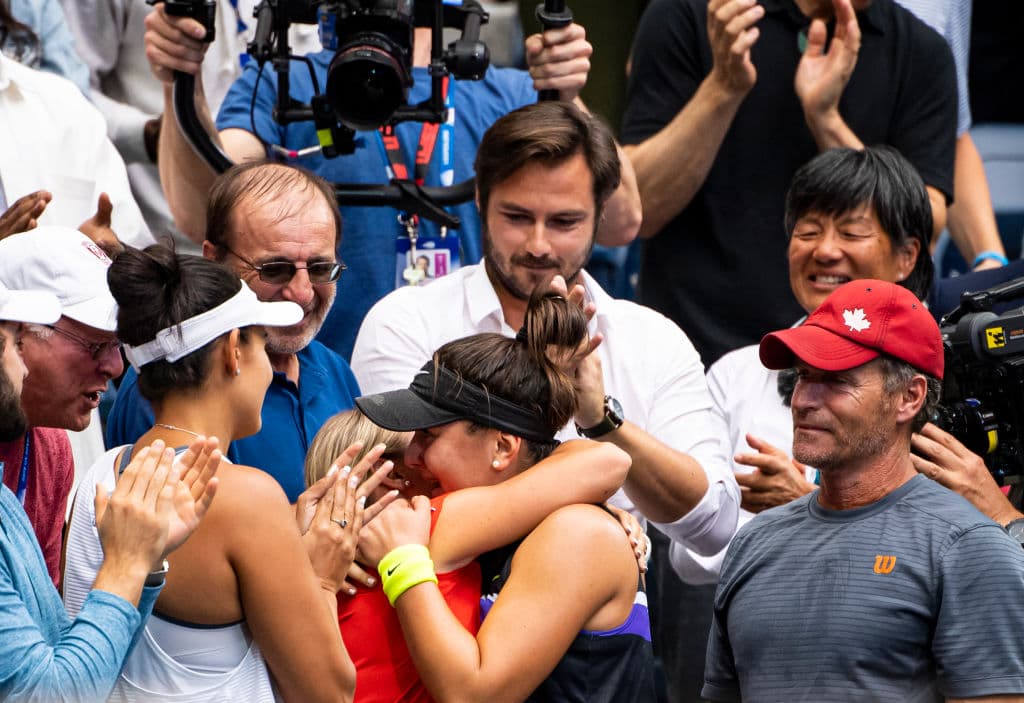 El abrazo con su equipo de entrenadores. Fue una derrota sin la controversia que marró la final del US Open el año pasado, cuando Williams se enfrascó en una larga discusión con el juez de silla y acabó perdiendo ante Naomi Osaka.