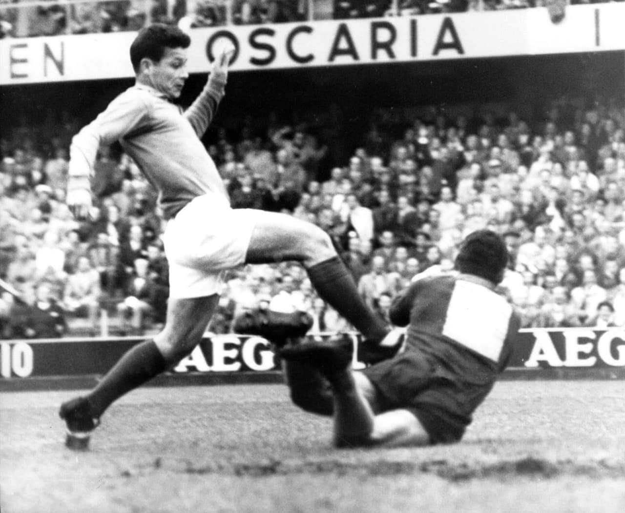 <b>4.- Just Fontaine (13 goles)</b>
<br>- Este francés, se asume como el goleador mundialista con mayor productividad, ya que solo jugó la Copa del Mundo en Suecia 1958, disputó seis partidos y logró 13 tantos, algo inaudito.
<br>- Ni Pelé pudo superarlo y eso que el brasileño jugó tres Mundiales más, pero el astro de la Verdeamarelha se quedó a un gol del francés.