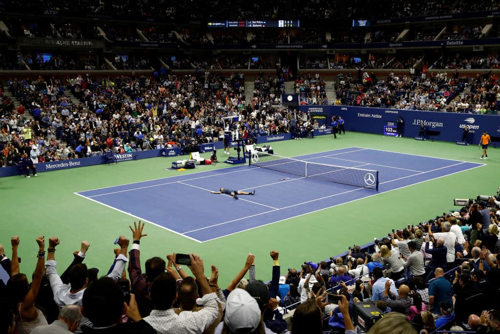 En un momento dado, el serbio quedó completamente tenido en su lado de la cancha.