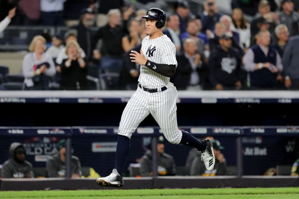 El gigante ourfielder de los neoyorquinos llegaba trotando para timbrar en la registradora la tercera rayita de los del Bronx.