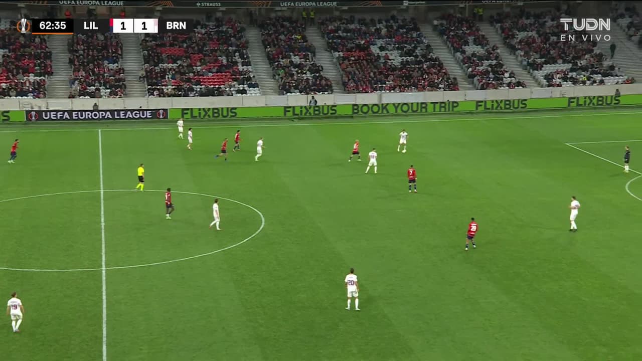 ¡CERCA! Emil Kornvig disparó que se estrella en el poste.