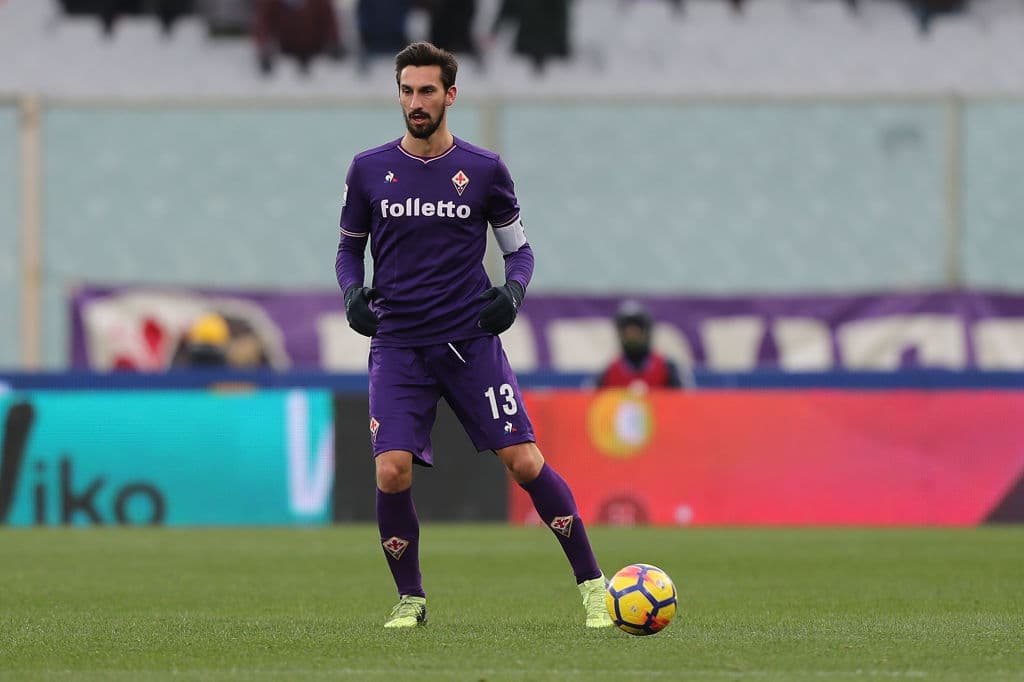 Davide Astori falleció el pasado 4 de marzo de 2018, siendo capitán de Fiorentina en Italia. Con 31 años, era defensa del equipo y fue encontrado muerto por un mal cardíaco en el hotel.