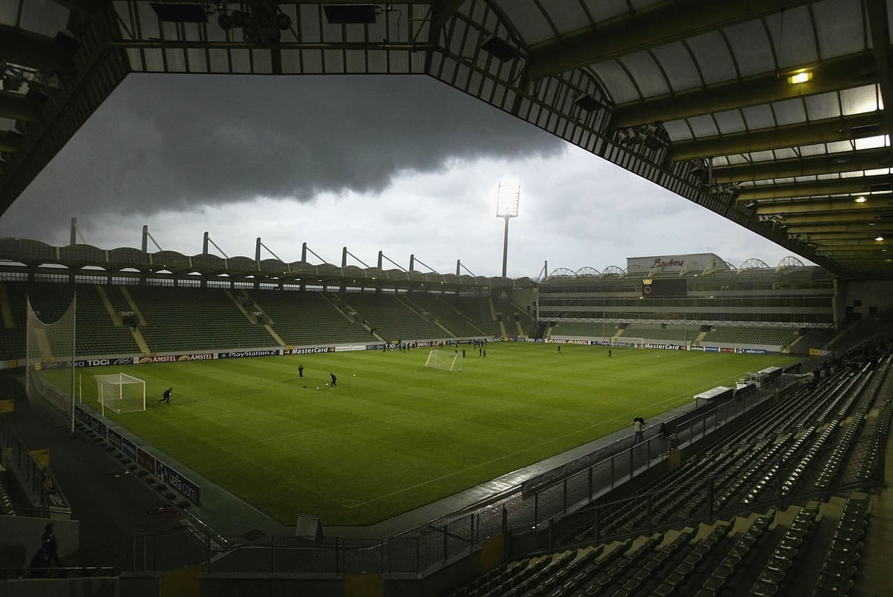La BayArena fue construida en 1958 y no pudo hospedar juegos del Mundial Alemania 2006 por incumplir con el aforo mínimo de 40 mil espectadores. Necesitaba remodelación urgente.