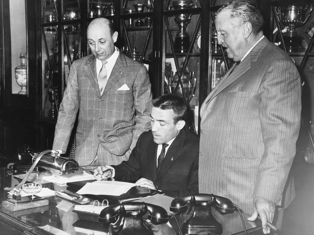 Santiago Bernabéu (der.) fue el gran gestor de ese estadio y en buena parte de la consolidación del Real Madrid como el más poderoso en España y en el mundo.