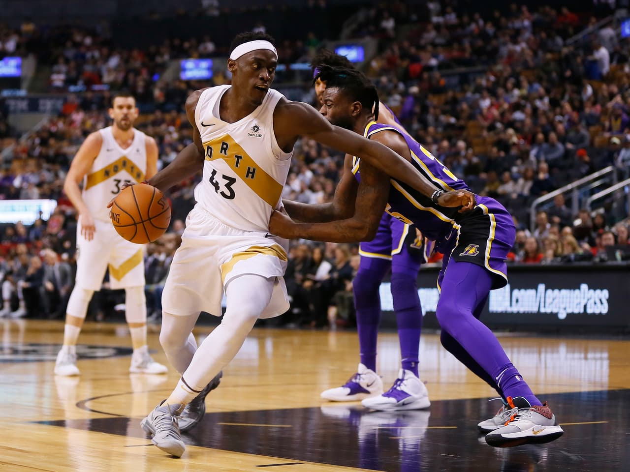 Kawhi Leonard brilló por Toronto con una actuación de 25 puntos, un triunfo importante sin Kyle Lowry, su estelar movedor (tobillo). Por los Lakers brilló, para variar, LeBroon James con 29 tantos.