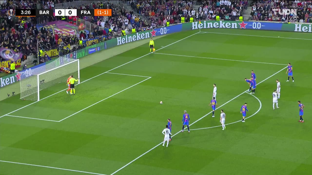 ¡GOL!  anota para Eintracht Frankfurt. Filip Kostic