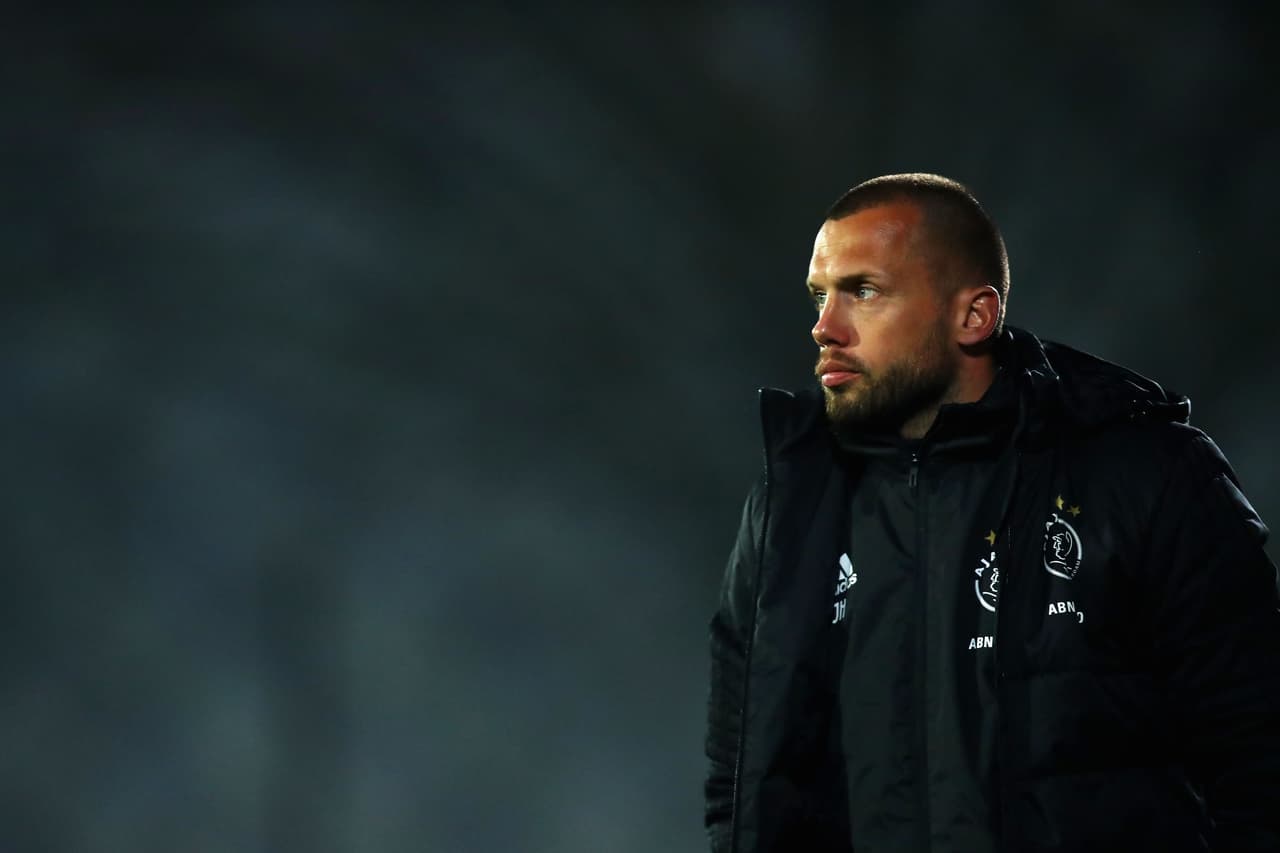 John Heitinga - Después de su retiro en el 2016, el defensa fue arropado por el club de Amsterdam en el que se formó y donde ganó cinco títulos. En la actualidad es el Entrenador del equipo Sub-19.