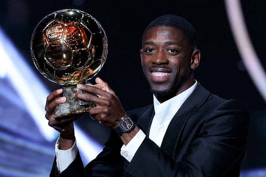 Ousmane Dembélé, del PSG, ganó el premio Balón de Oro varonil por su gran temporada 2024-25.